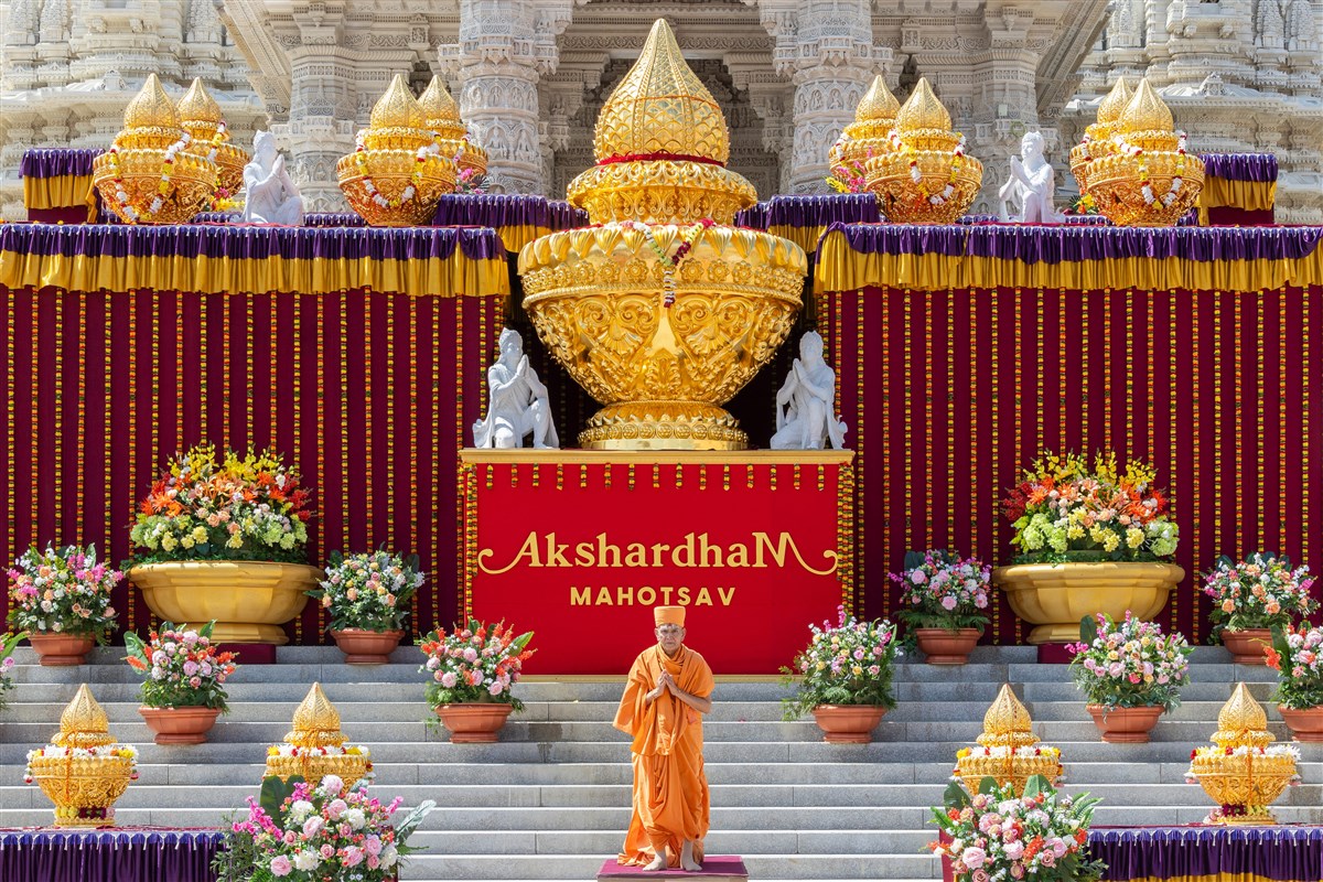 Swamishri with the sacred Kalash, set on the steps of Akshardham. For more information and photos of the Kalash Pujan Ceremony, please click <a href='https://www.baps.org/News/2023/BAPS-Swaminarayan-Akshardham-Kalash-Pujan-Ceremony-24008.aspx' target='blank' style='text-decoration:underline; color:blue;'>here</a>