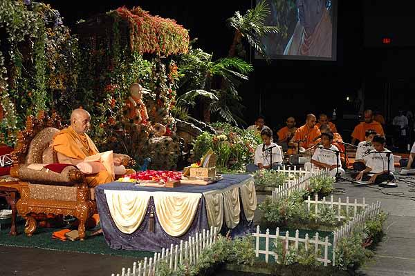 Balaks sing kirtans while Swamishri performs pooja 	