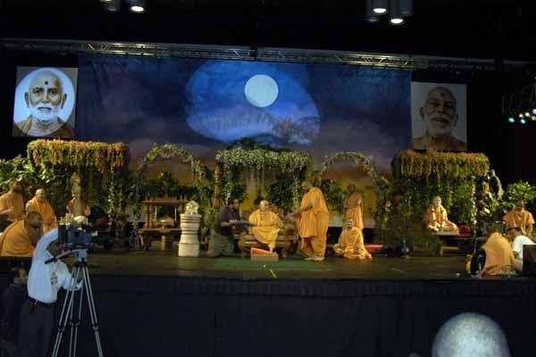 Swamishri, saints, and balaks play "Vartan Vaato Karshe"