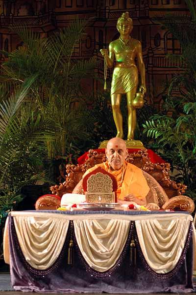 morning ,Swamishri performs mala during his morning pooja 	