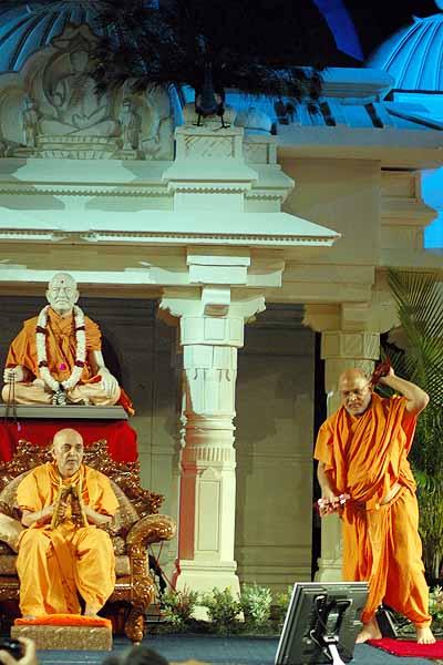 Evening ,Swamishri plays the kartaals to the singing of 'Aaje Yagnapurush Ne Dwaar' 