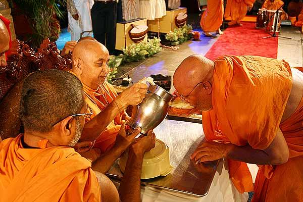 Evening ,Swamishri serves saints dudhpaak