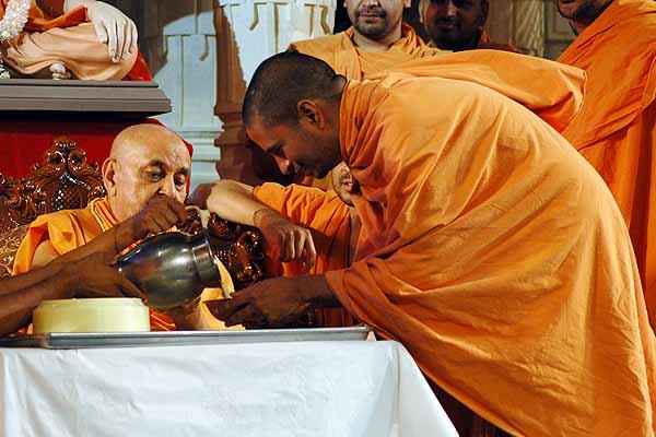 Evening ,Swamishri serves saints dudhpaak