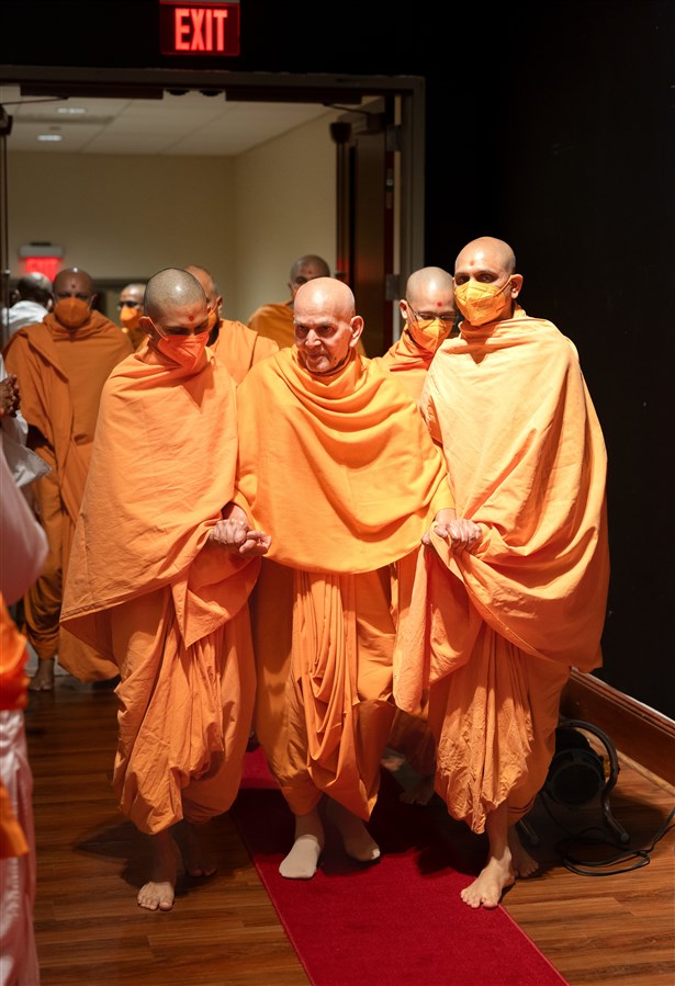 Swamishri on his way to puja