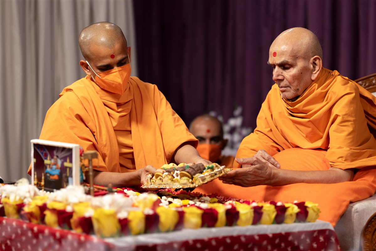 Swamishri offers thal to the murtis