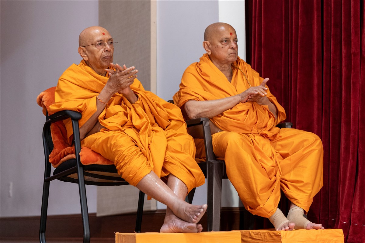 Sadguru Pujya Tyagvallabhdas Swami and Sadguru Pujya Ishwarcharandas Swami engrossed in the darshan of Swamishri