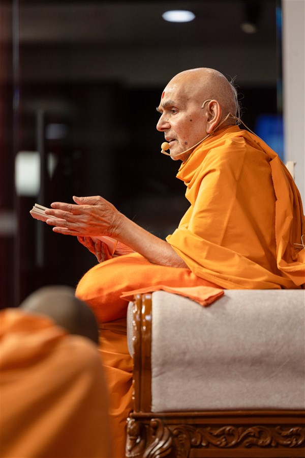 Swamishri delivers the morning discourse
