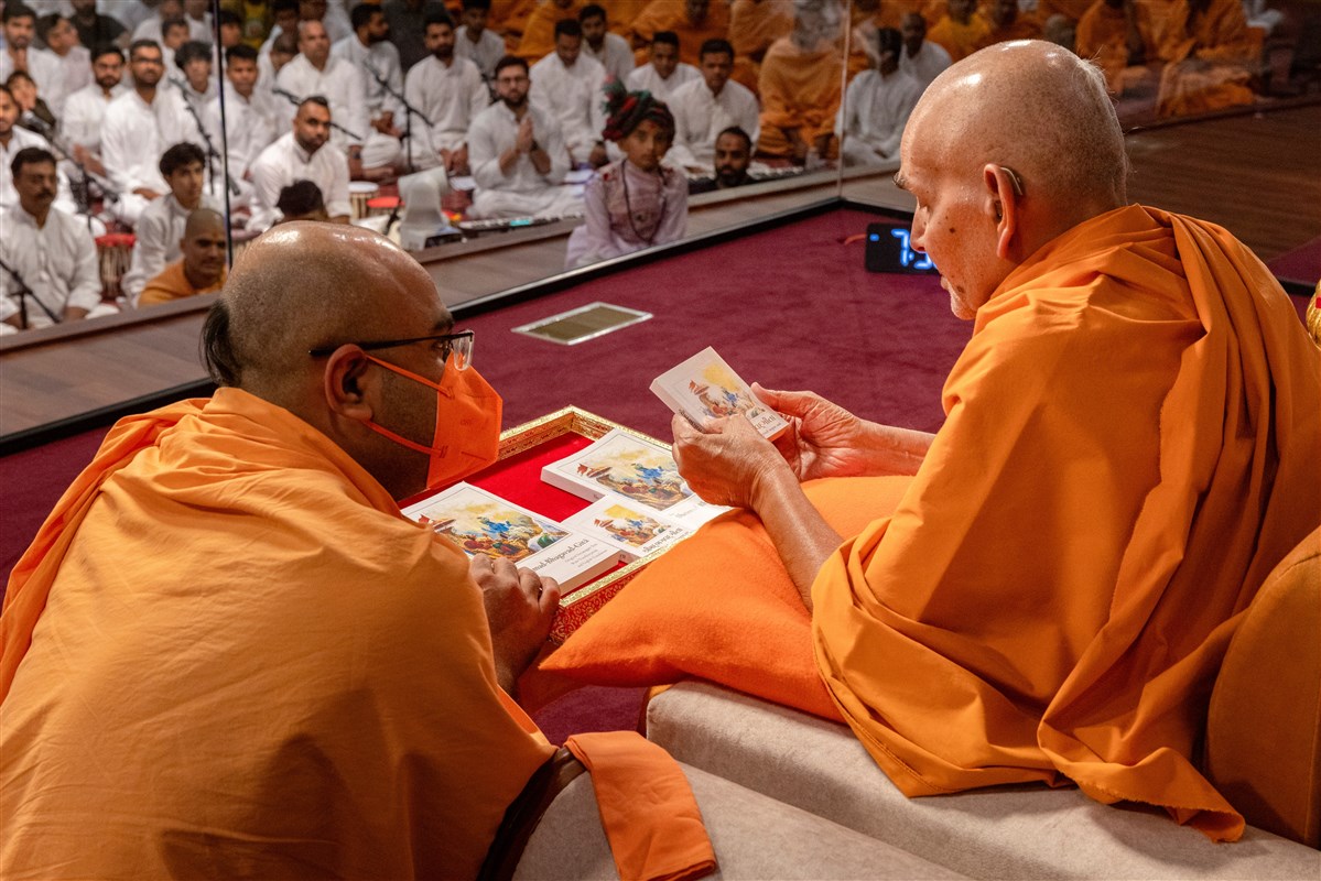 Swamishri inaugurates a new publication titled 'The Shrimad-Bhagavad-Gita'