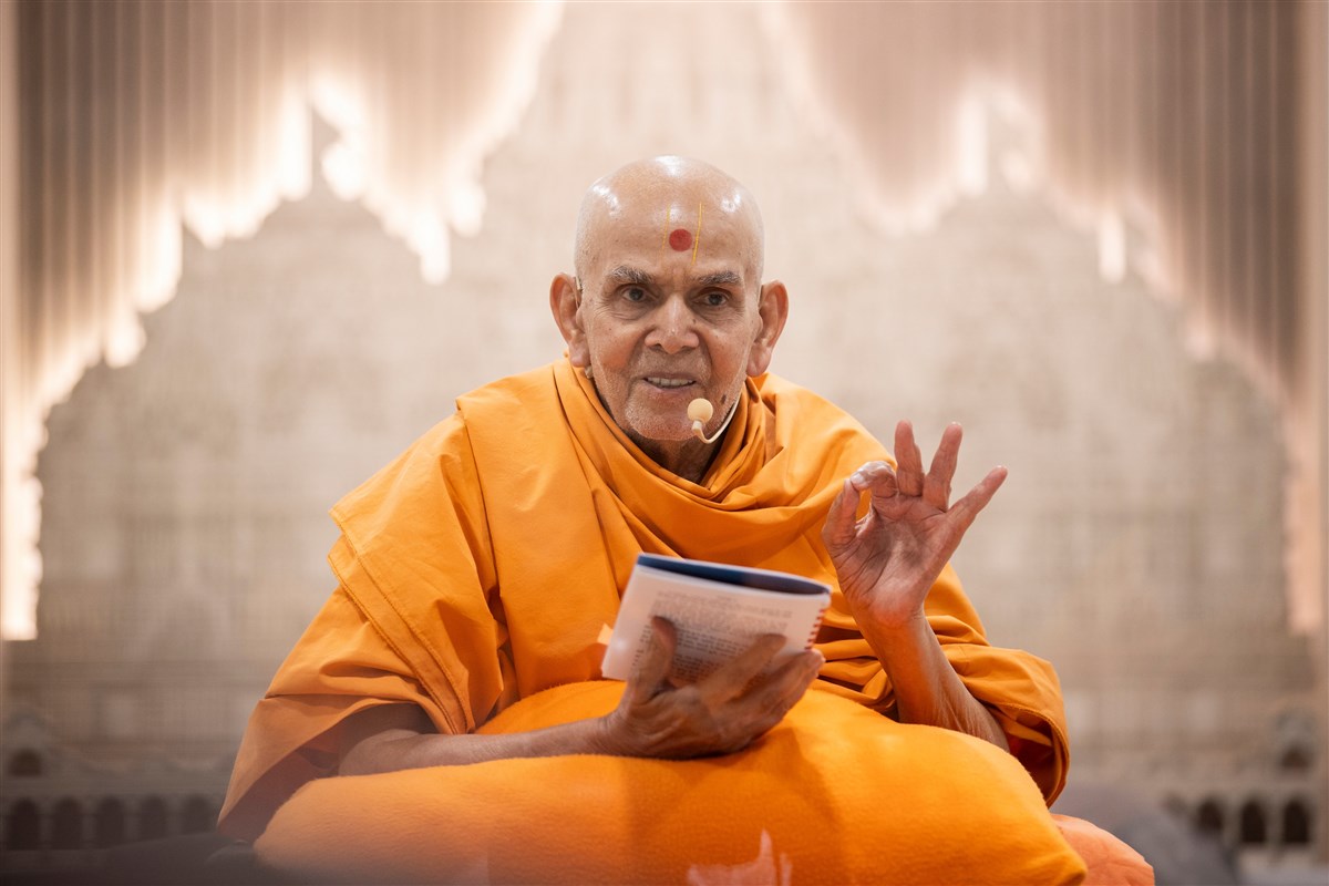 Swamishri gestures during the afternoon discourse