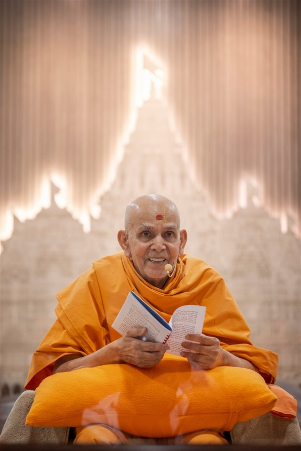 Swamishri shares a light moment during his afternoon discourse