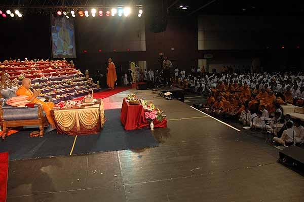 morning ,Swamishri prays to Bhagwan Swaminarayan and his Gurus during his pooja