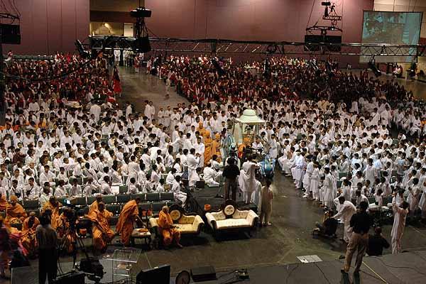 Evening ,Balaks greet Swamishri as he makes his way to the stage