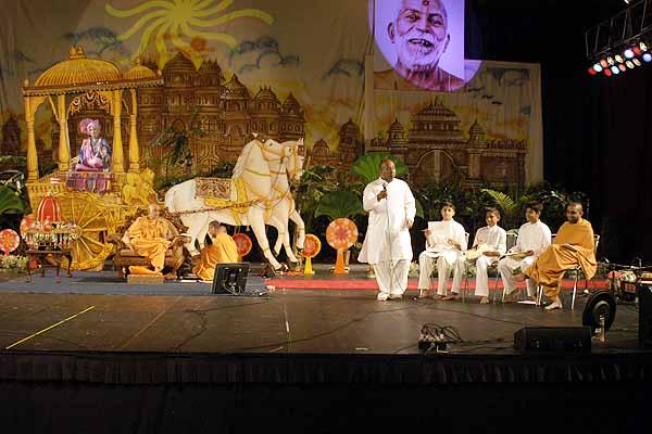 Evening ,Balaks and saints play the game in Swamishri's presence 