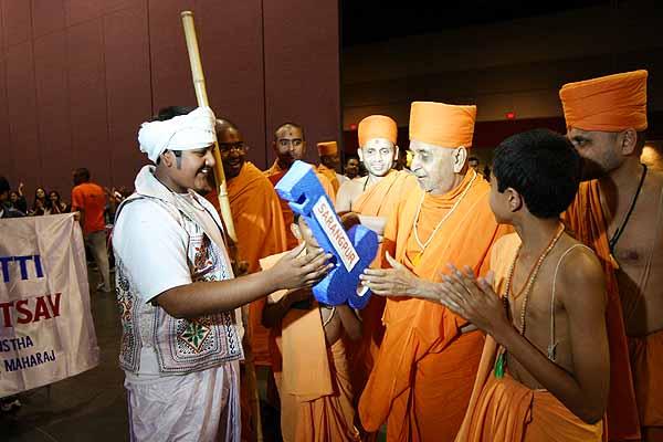Evening,A Bal Karyakar dressed as a shepherd presents Swamishri with a 'Key to the City'