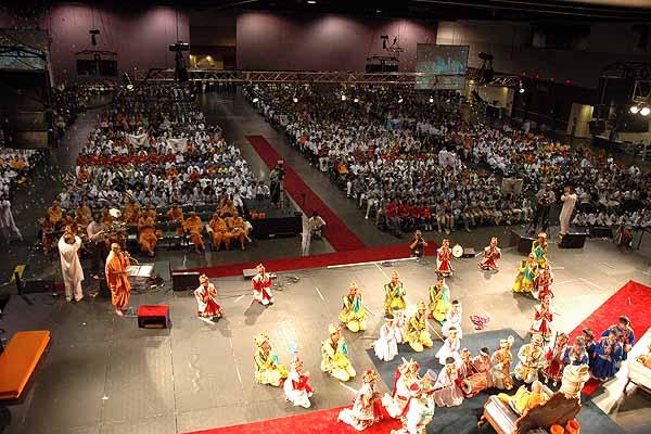 Evening,Balaks welcome Swamishri with an energetic dance 