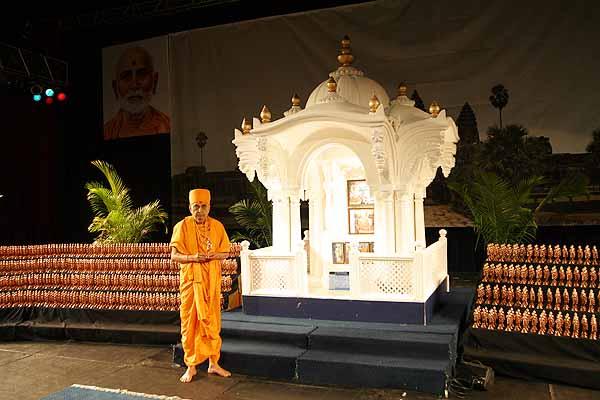 Morning,Swamishri next to a replica of the Akshar Deri and murtis of Neelkanth Varni to be given as mementos to delegates 