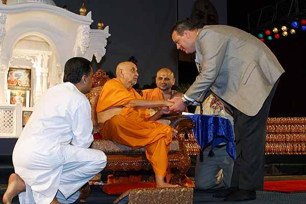Morning,Swamishri is greeted by Dean Preuren, Orange County Convention Center Event Coordinator 