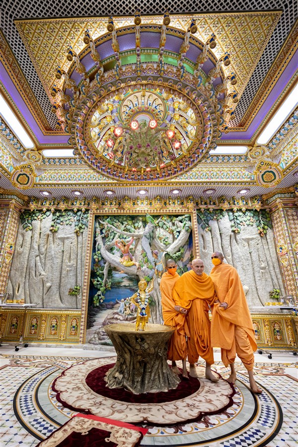 Swamishri circumambulating Shri Ghanshyam Maharaj