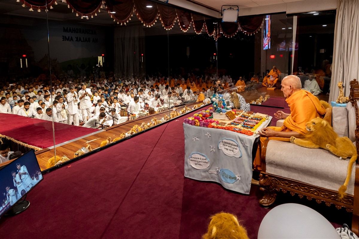 Children recite various scriptural passages in Swamishri's puja