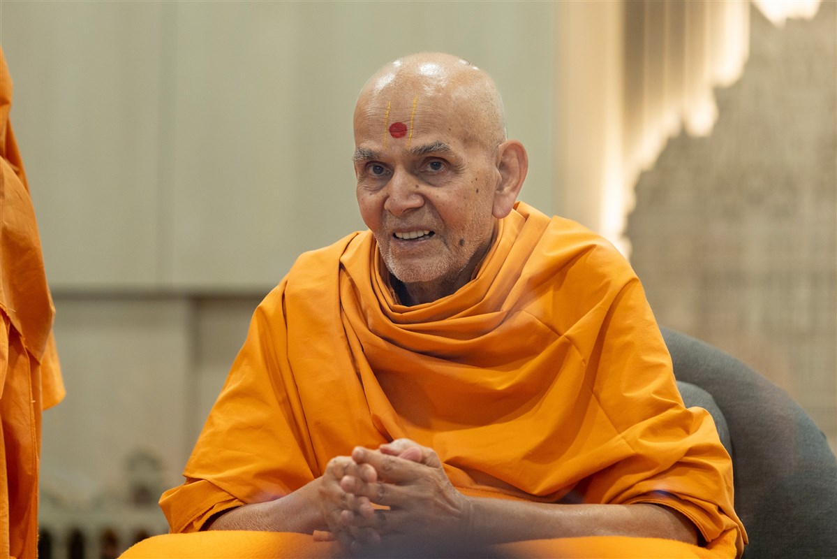 Swamishri in the afternoon assembly