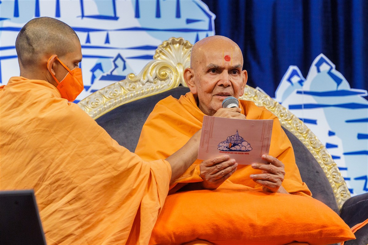Swamishri interacts with the children