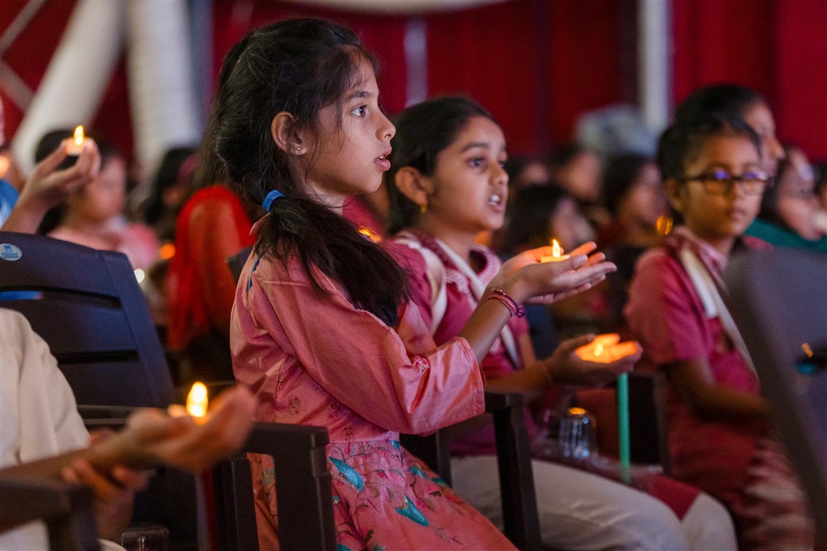 Children perform arti with Swamishri