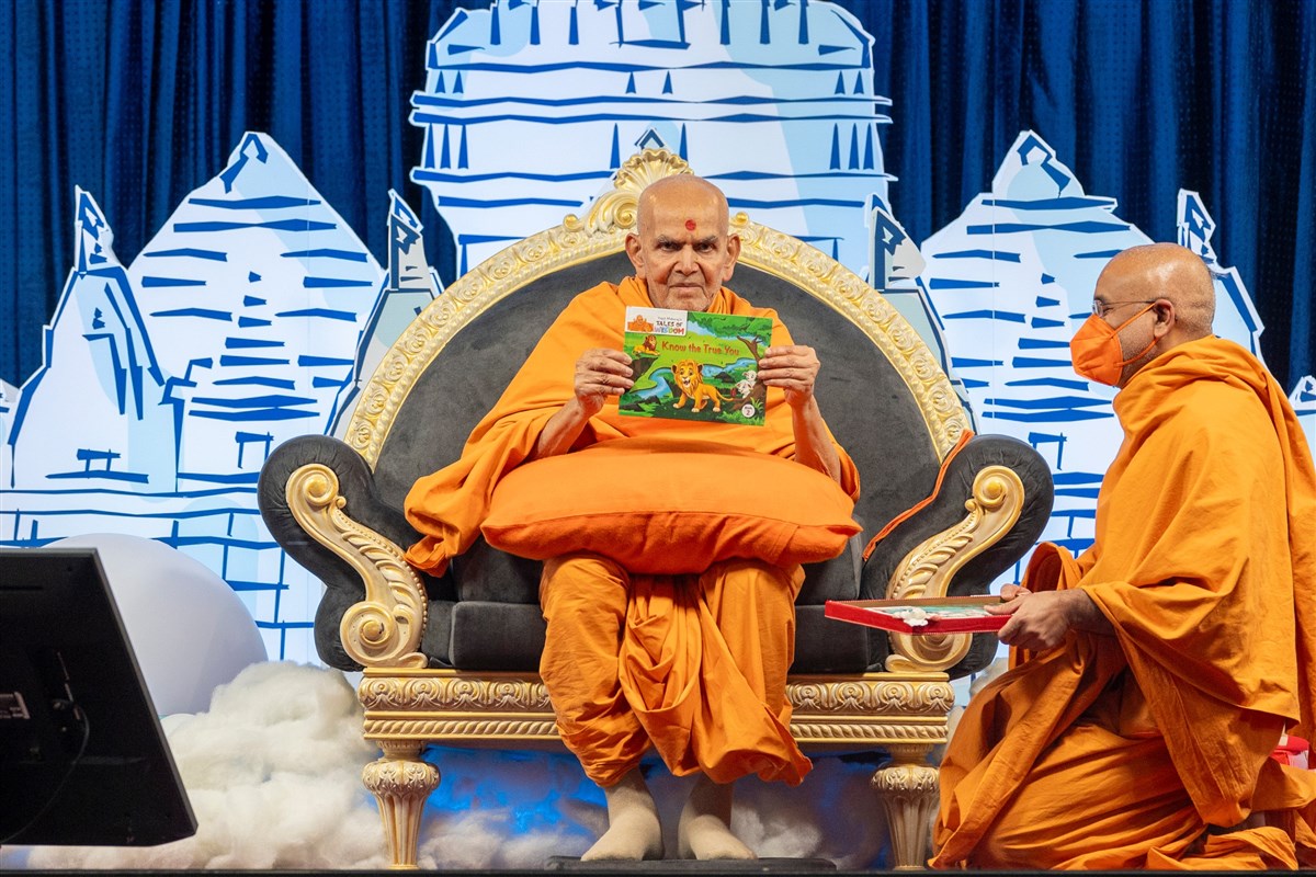 Swamishri inaugurates a new book series, 'Yogiji Maharaj's Tales of Wisdom'