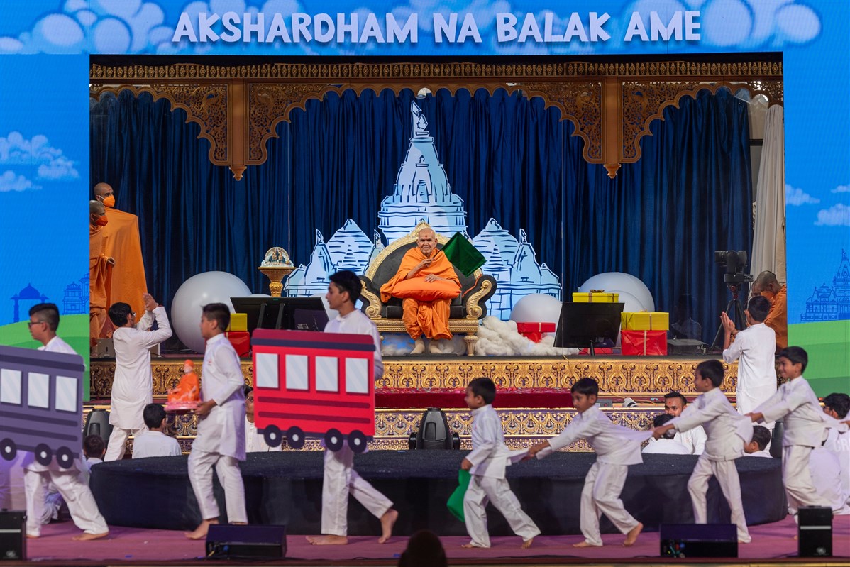 Swamishri participates in the Bal-Balika Din assembly