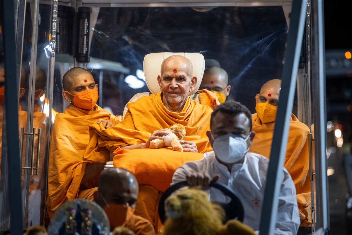 Swamishri returns to his residence
