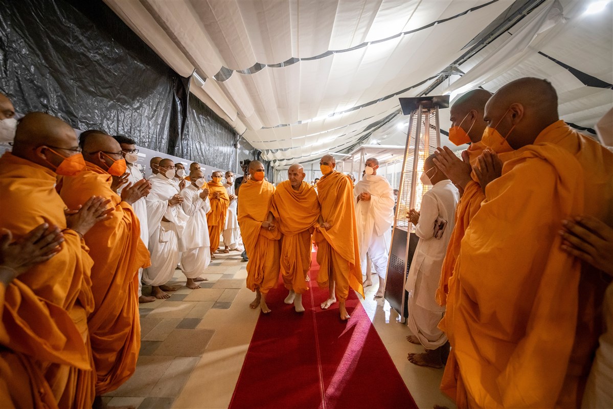 Swamishri greets swamis after the evening cultural program