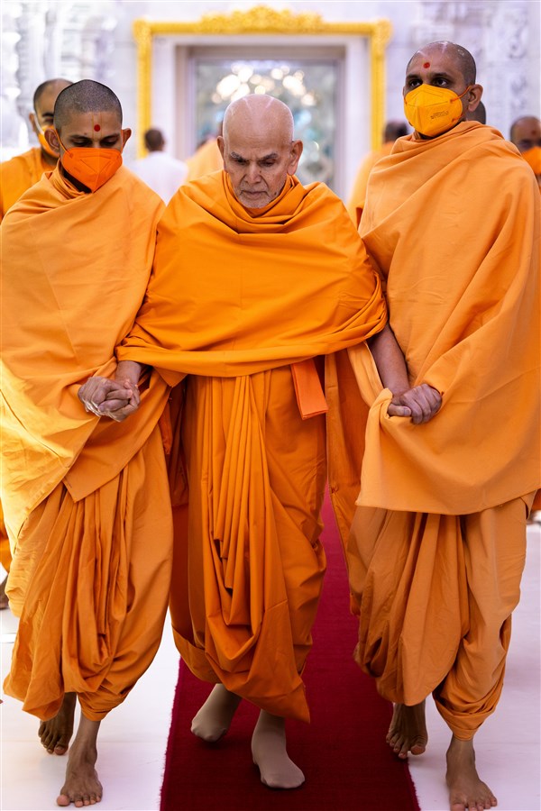 Param Pujya Mahant Swami Maharaj on his way to Thakorji's darshan