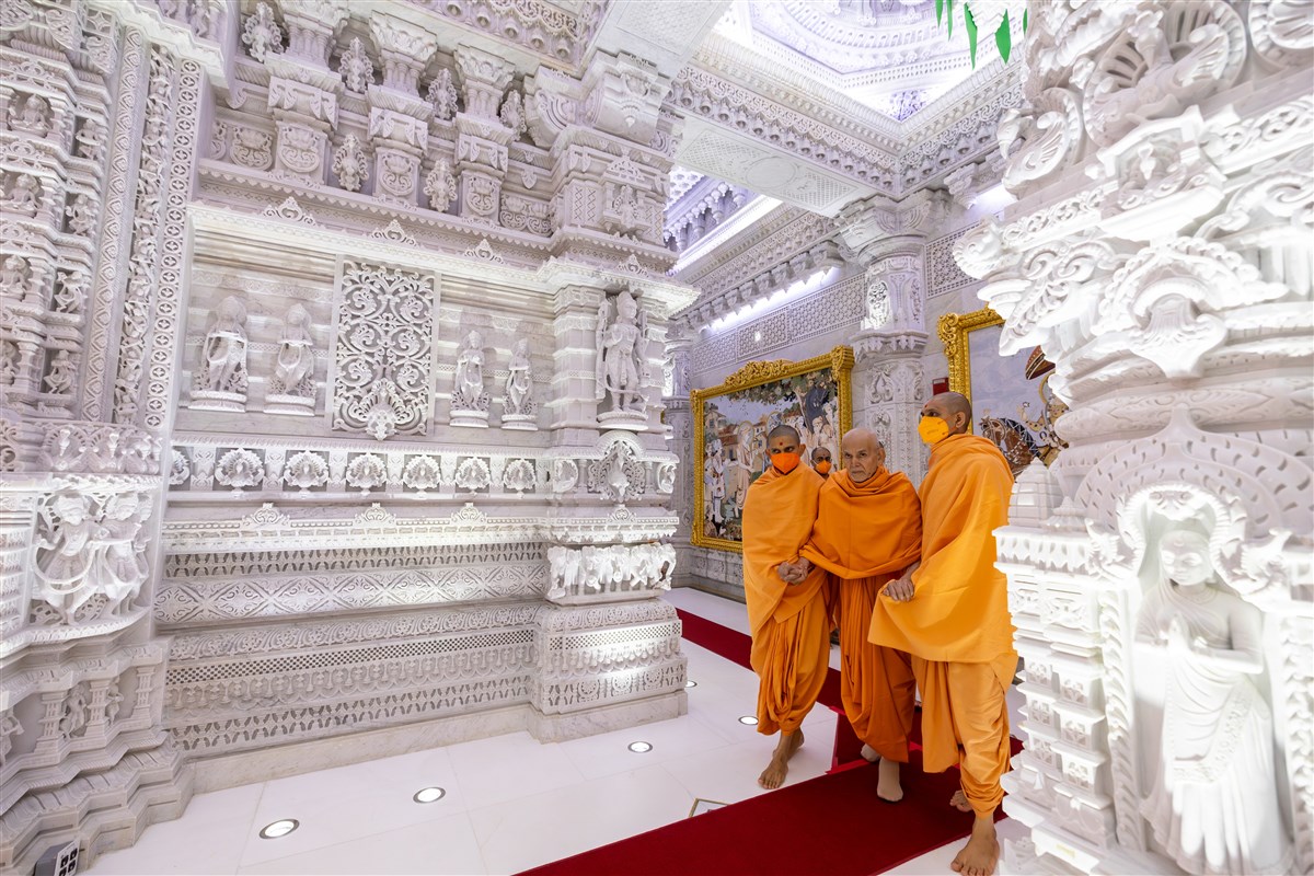 Swamishri walks through the mandir parikrama