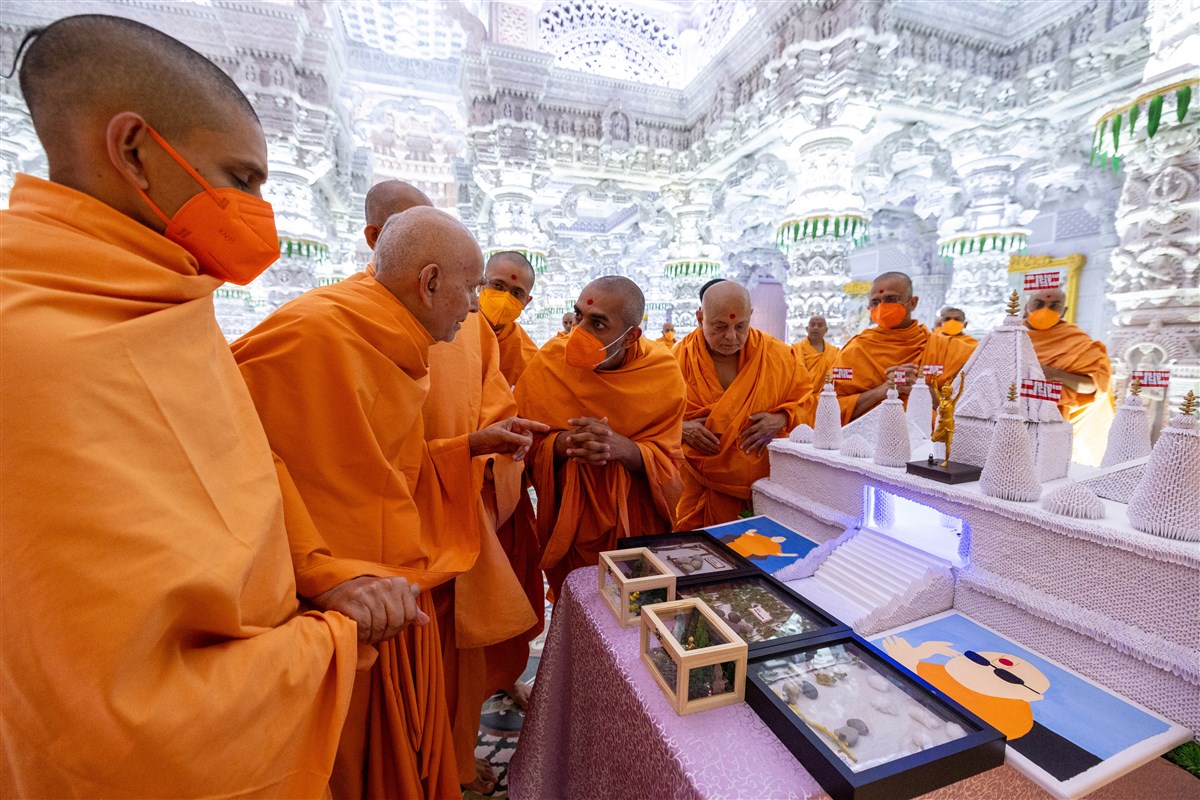 Swamishri observes a model of the BAPS Swaminarayan Akshardham made from paper