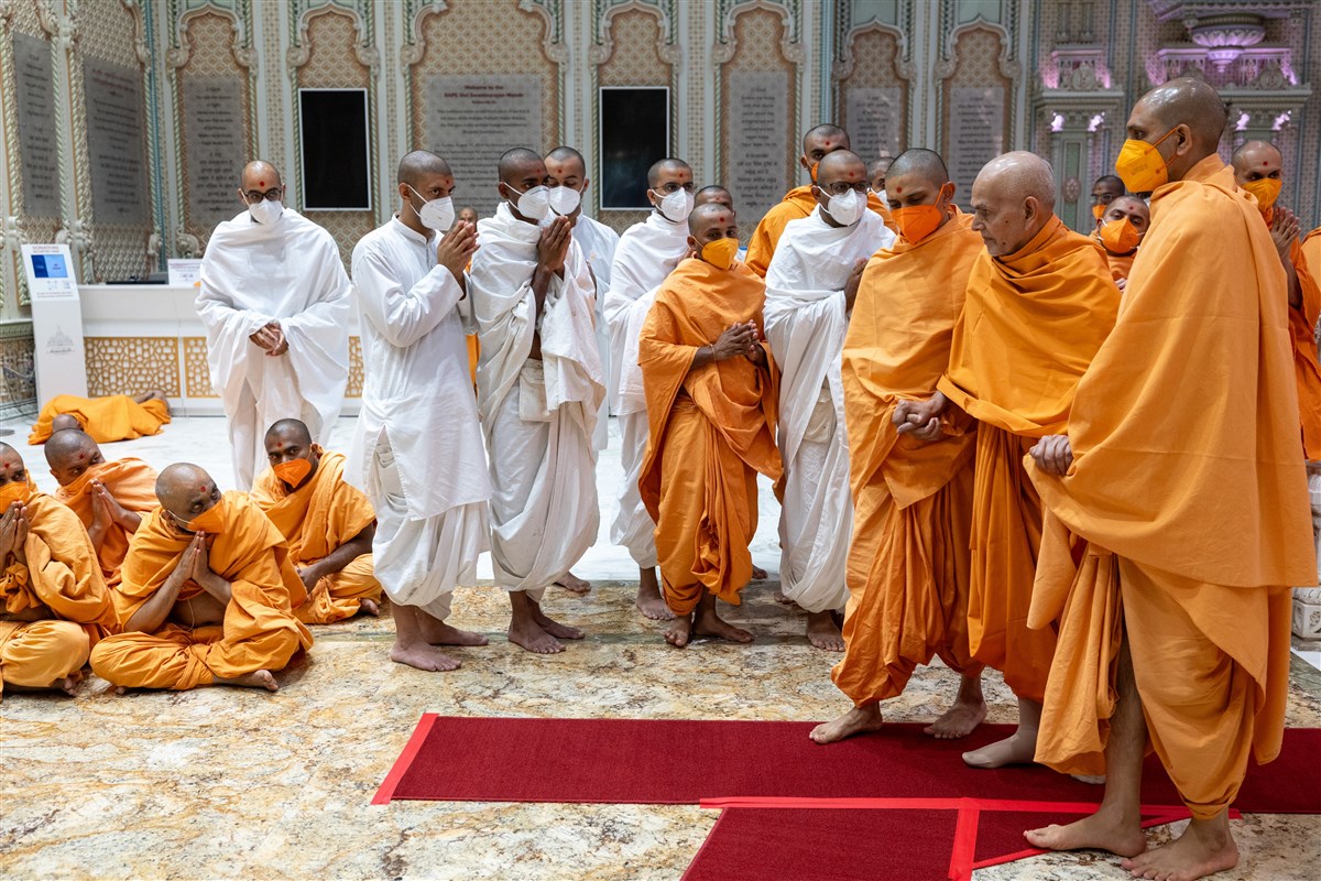 Swamishri greets swamis on his way to the Shri Ghanshyam Maharaj Abhishek Mandap