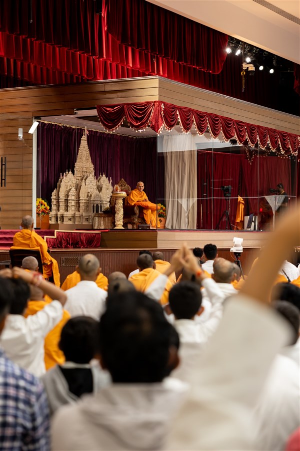 Devotees greet Swamishri with folded hands