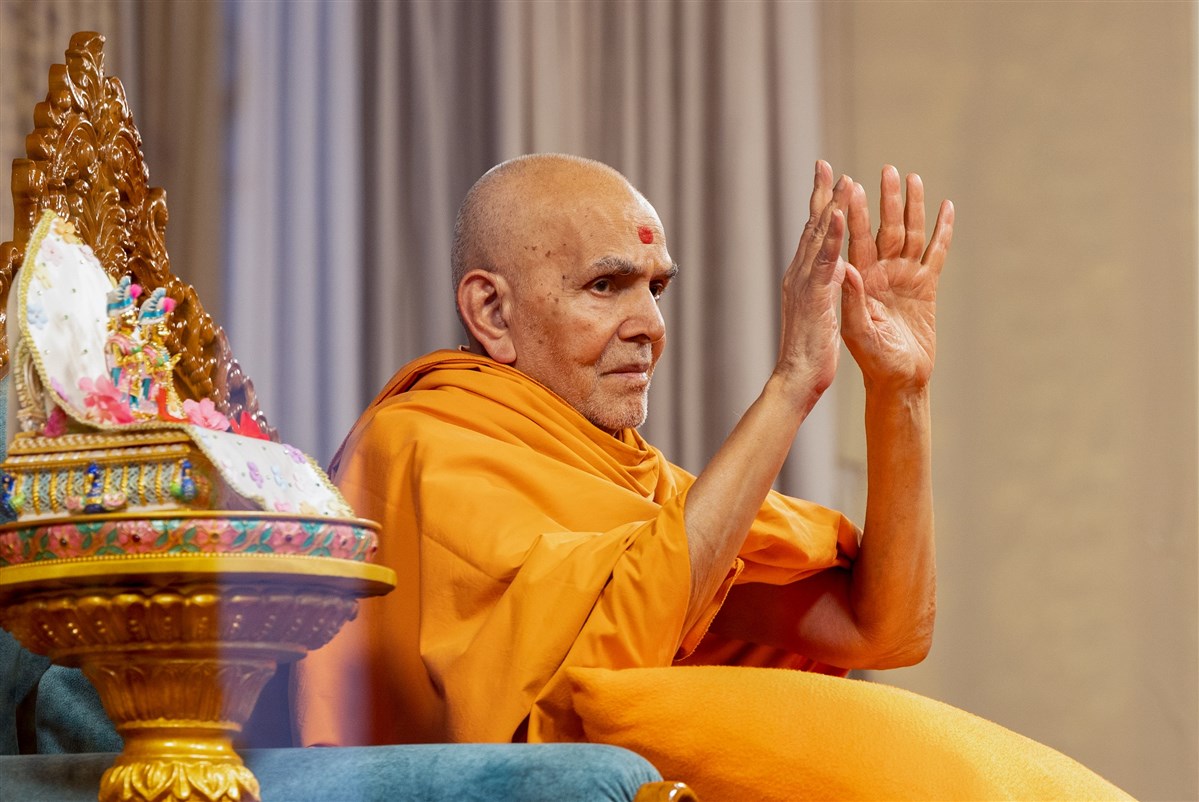 Swamishri blesses devotees during  the evening assembly