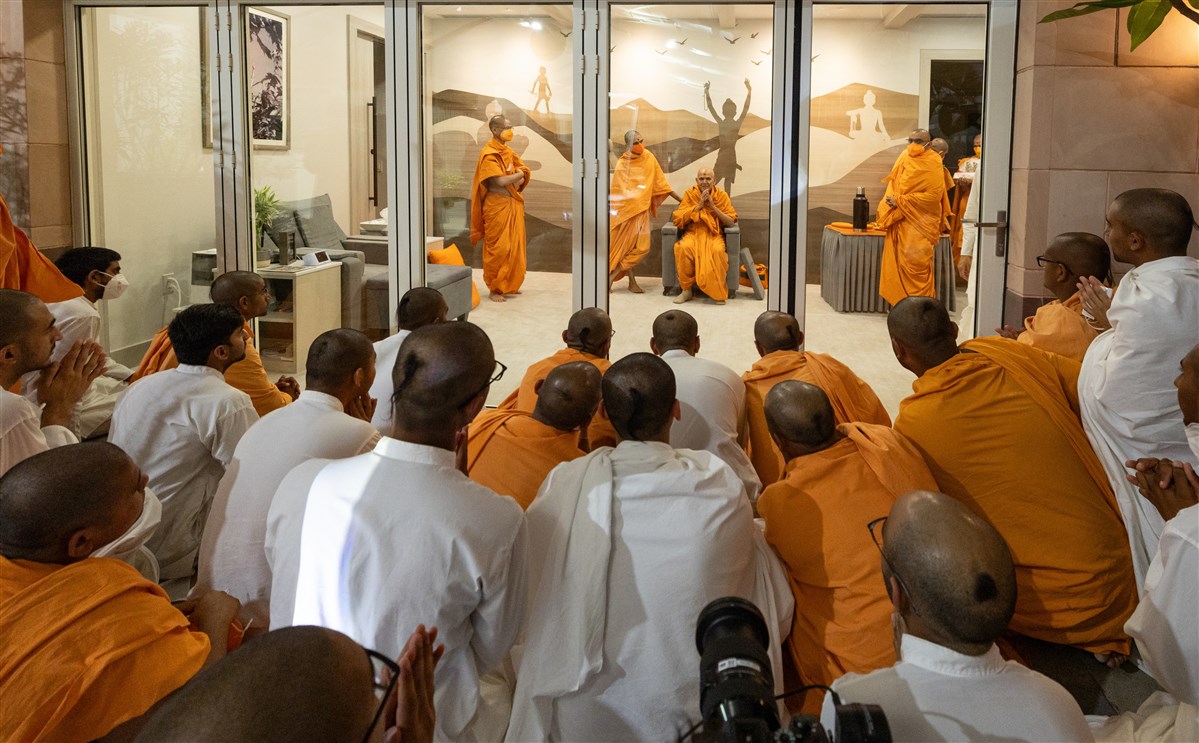 Swamis engrossed in the darshan of Swamishri 
