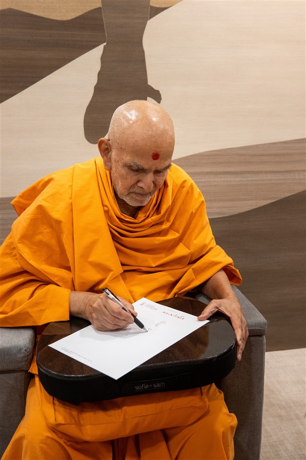 Swamishri engrossed in letter reading