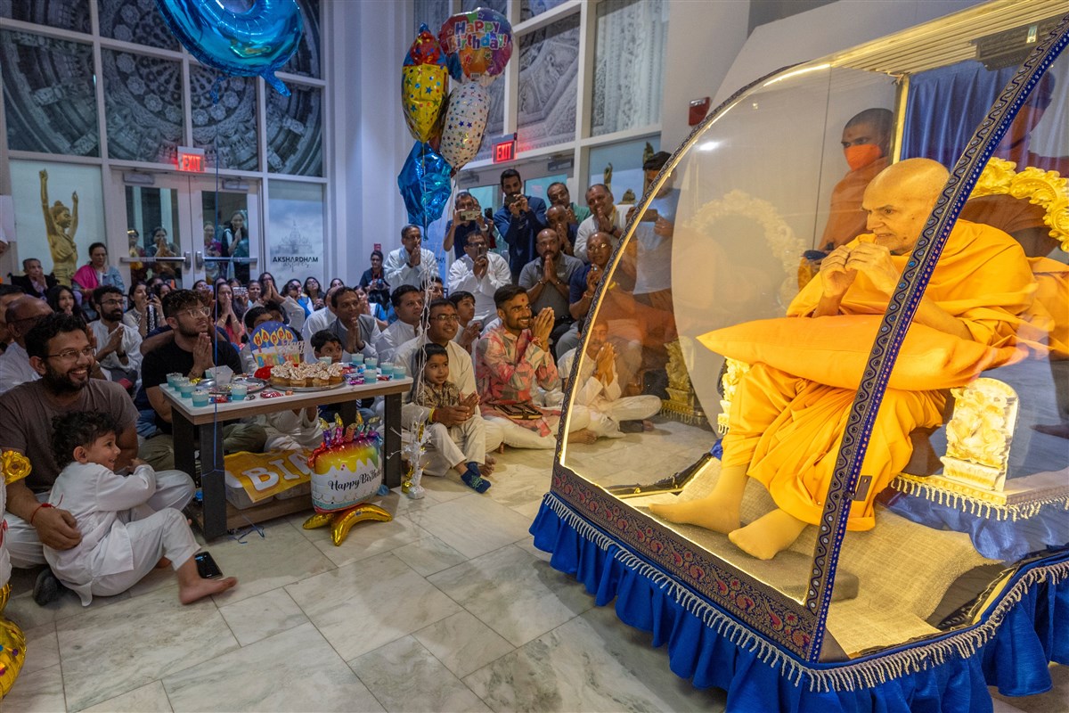 Swamishri blesses children and devotees on their birthday