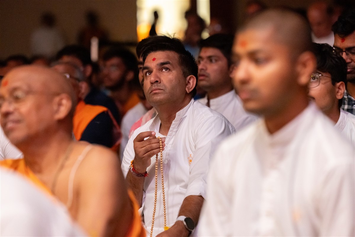 Devotees engrossed in darshan