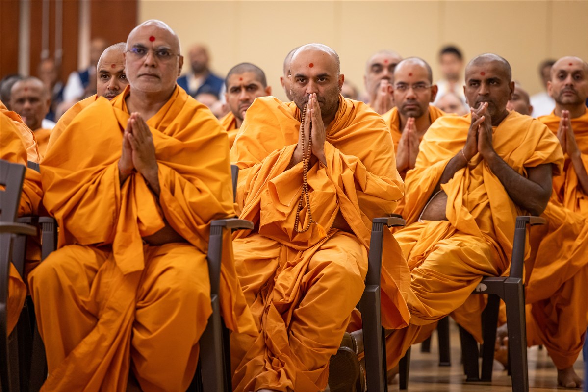 Swamis greet Swamishri with folded hands