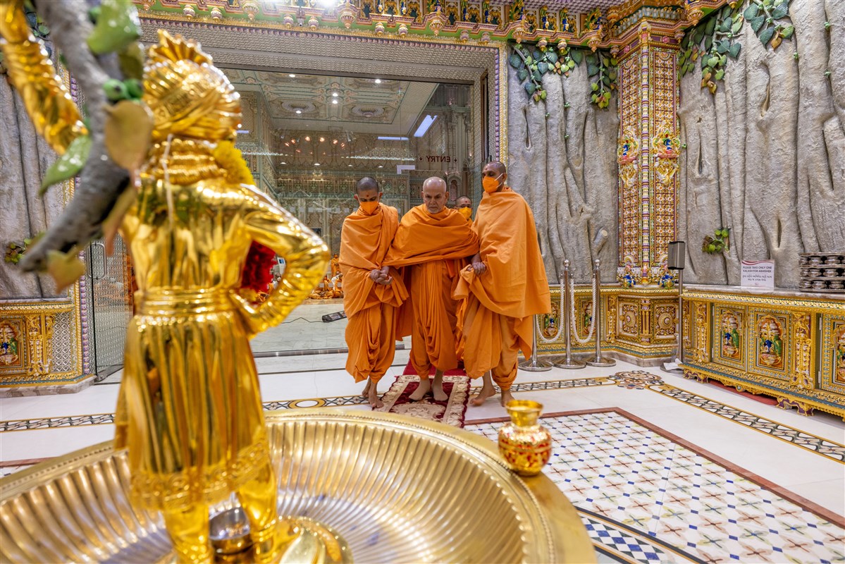 Swamishri enters the Shri Ghanshyam Maharaj Abhishek Mandap