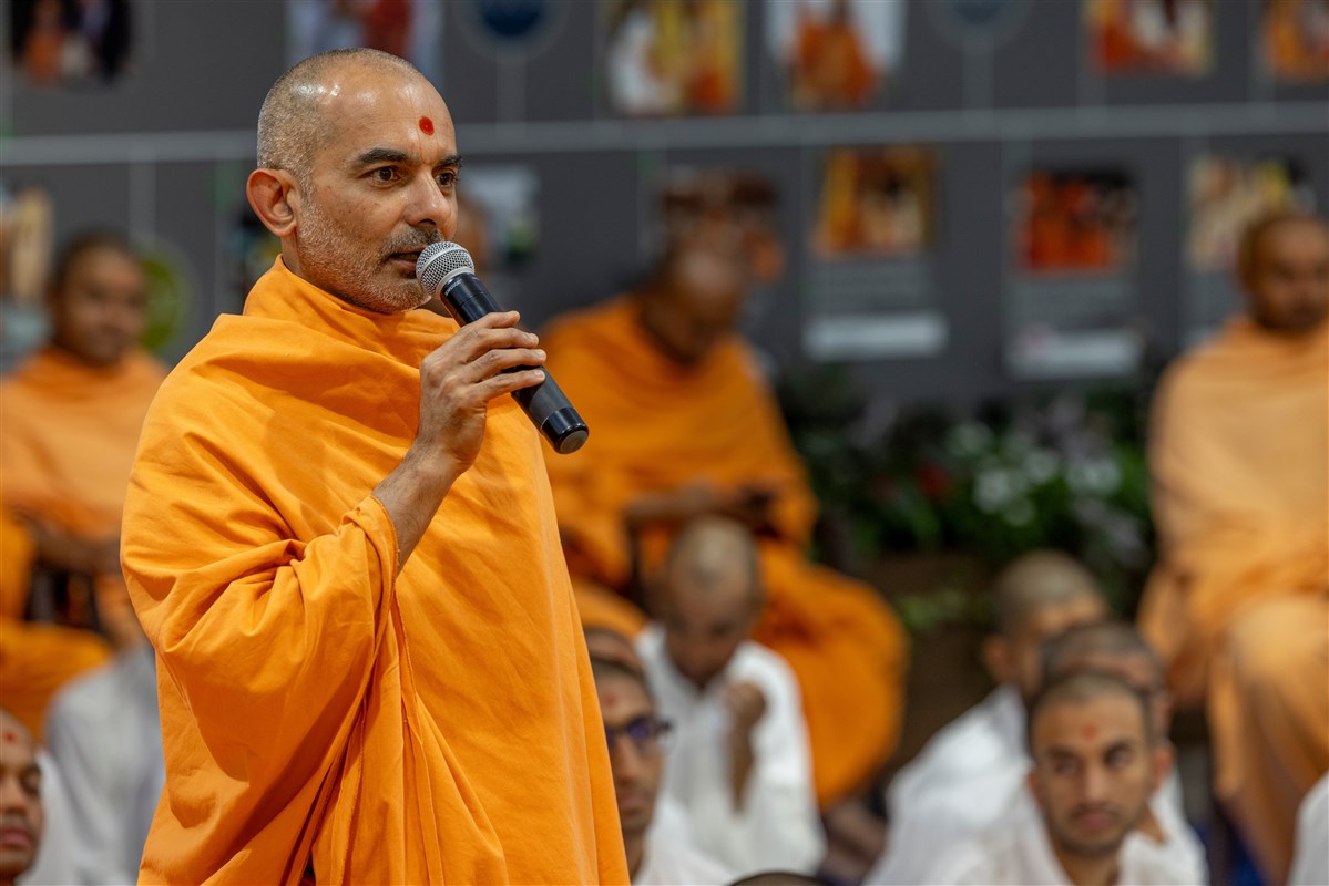 Pujya Rajendradas Swami presents before Swamishri