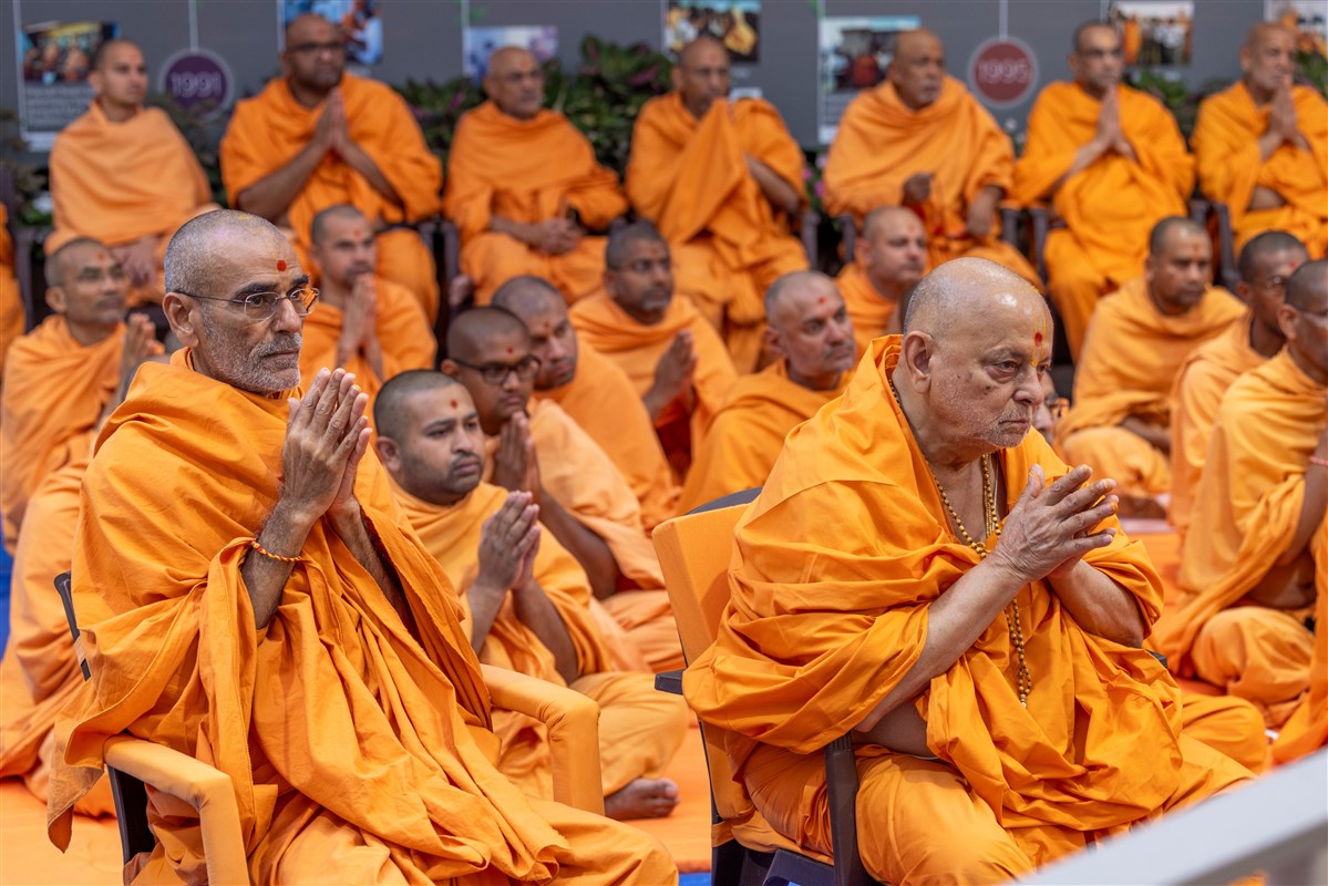 Pujya Anandswarupdas Swami, Sadguru Pujya Ishwarcharandas Swami and other swamis engrossed in the darshan of Swamishri