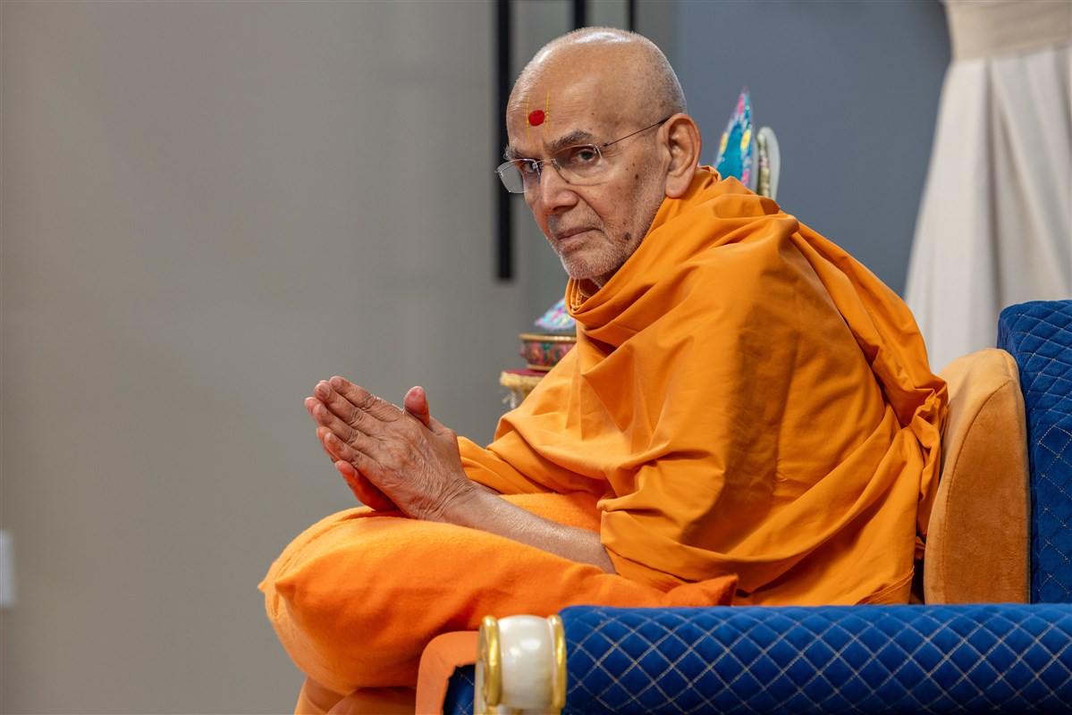 Swamishri greets swamis with folded hands