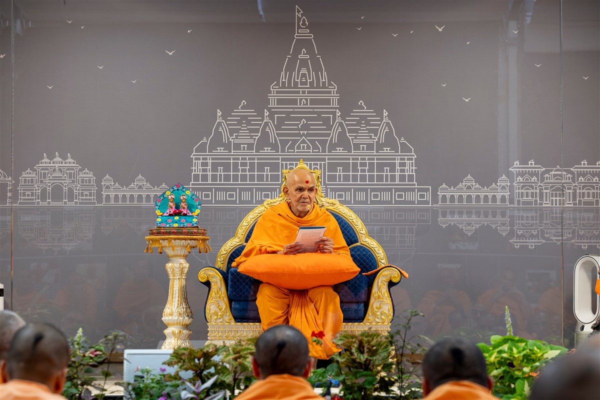 Swamishri delivers the morning spiritual discourse