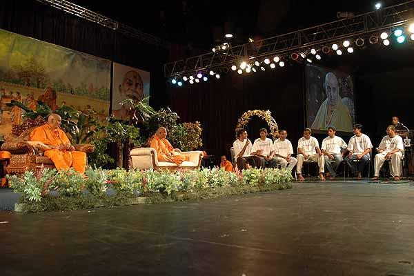 Morning,Kishores present a debate about college life in front of Swamishri 
