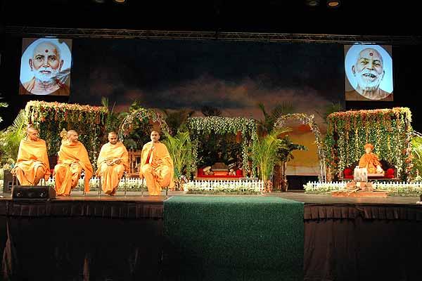 Evening ,Saints narrate personal incidents of Swamishri's selfless love