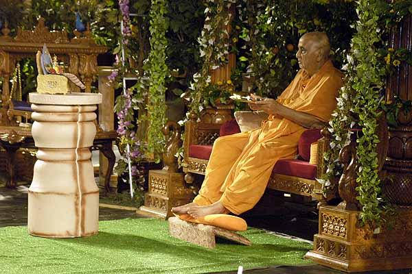 Evening ,Swamishri performs aarti during the Guru Purnima Utsav 