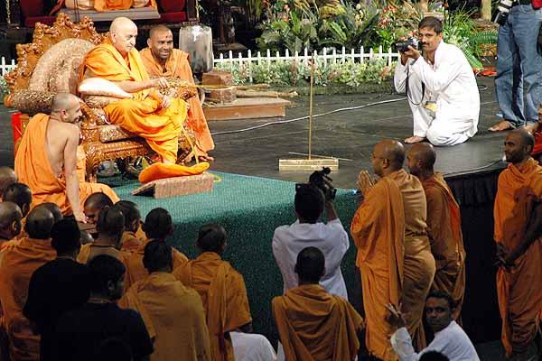 Evening ,Swamishri sprays saints with the sanctified water 